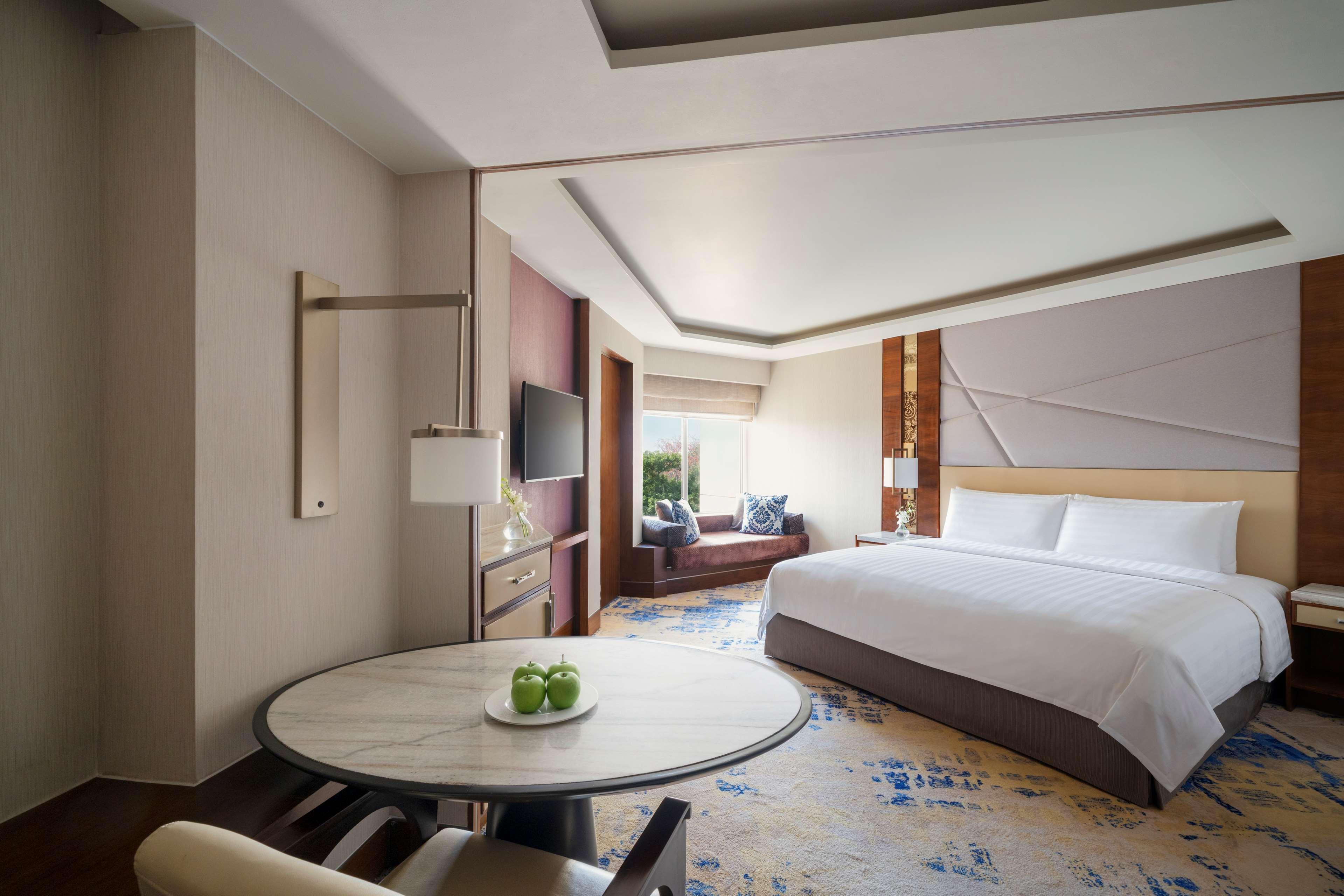 Shangri-la Eros Hotel