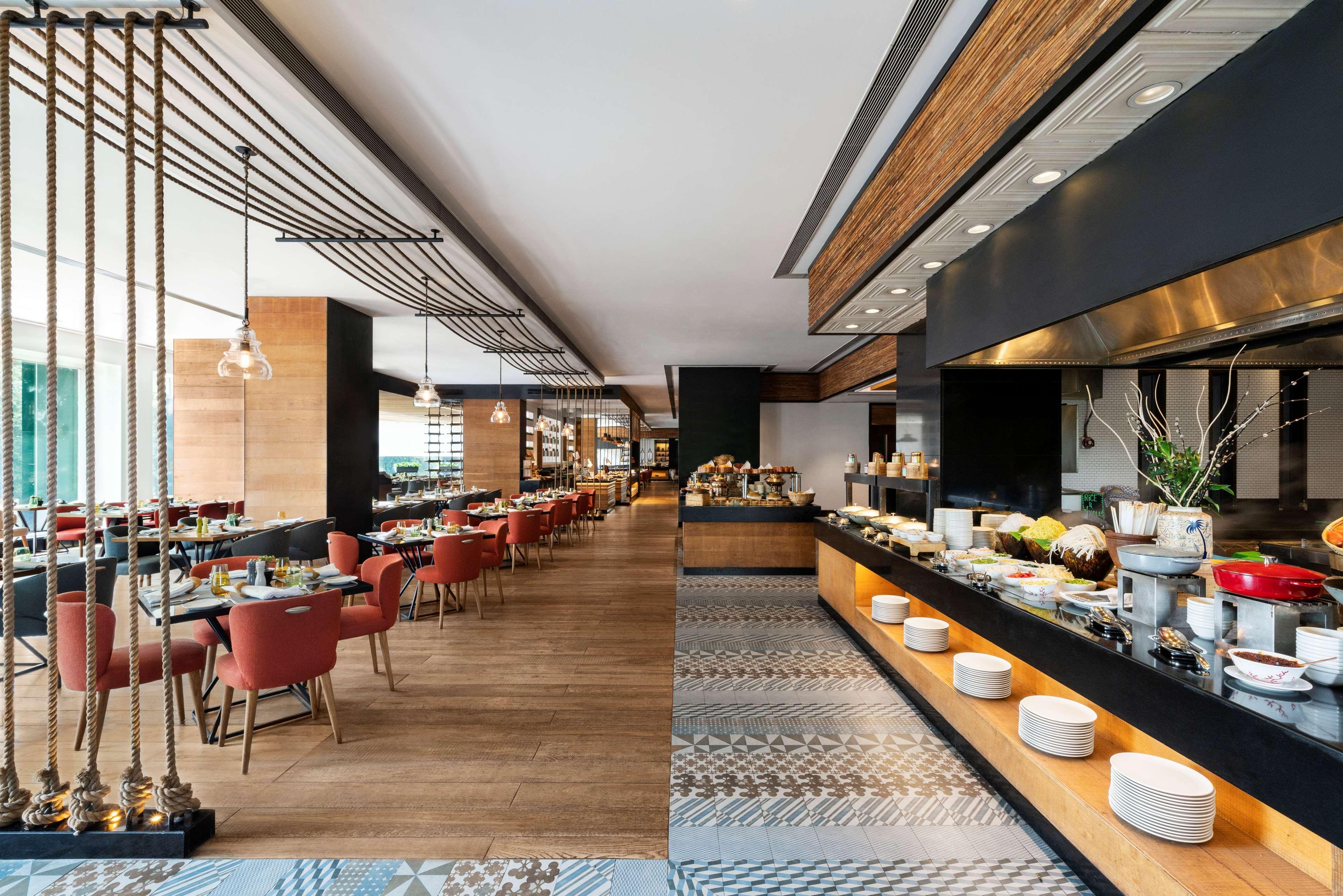 Shangri-la Eros Hotel 5*