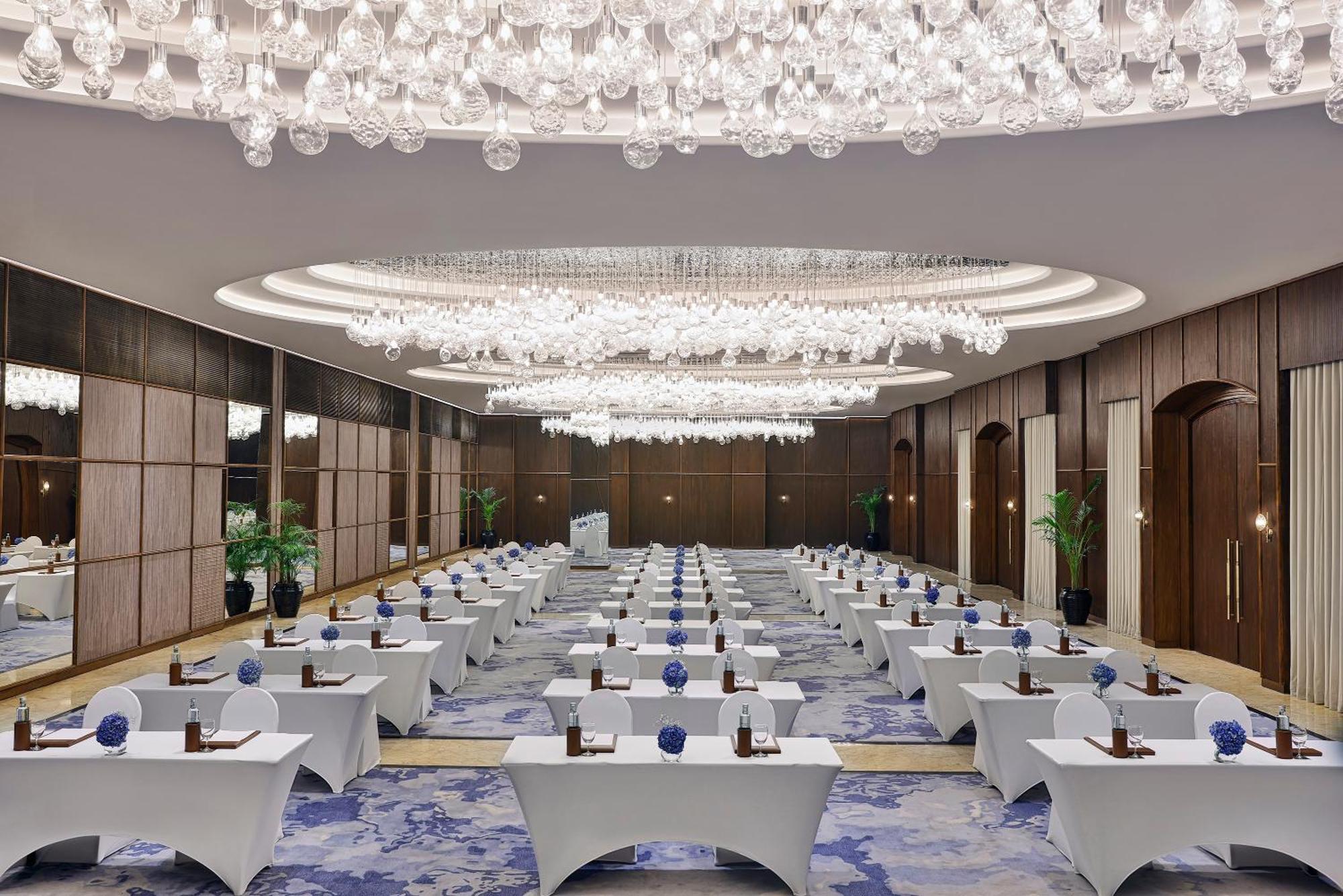 Shangri-la Eros Hotel 5*