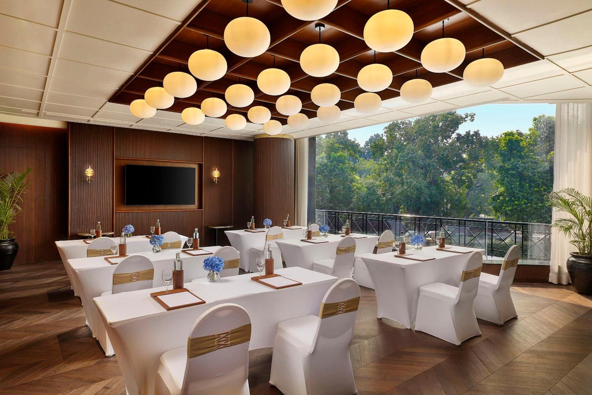 Shangri-la Eros Hotel
